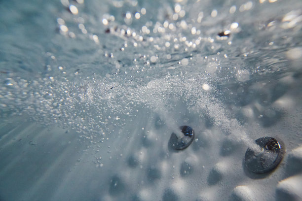 特写俯视图泡沫在热水浴缸图片下载