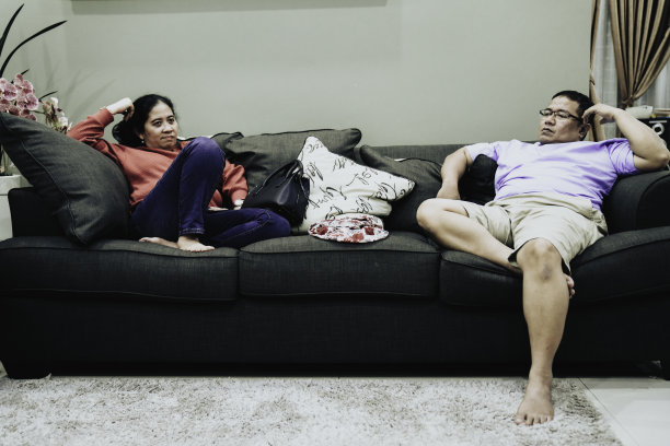 愤怒的成熟的情侣图片下载