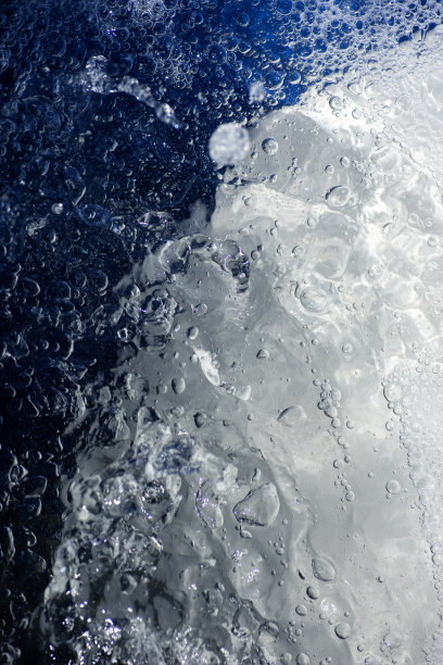 浴缸与热水和舒适的移动，闪闪发光的蓝色和白色的背景图片下载