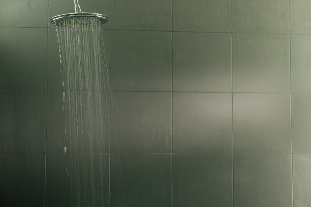 淋浴用蒸汽和轻的水。图片下载