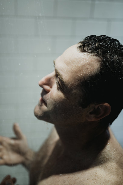 中年健康男子淋湿，洗澡或洗澡图片下载