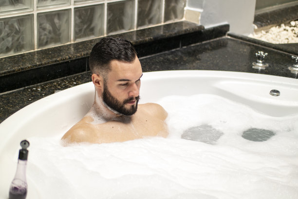 浴缸里的男人。图片下载