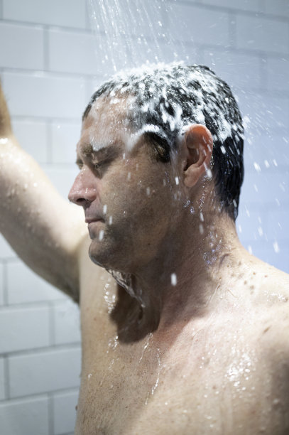 中年健康男子淋湿，洗澡或洗澡图片下载