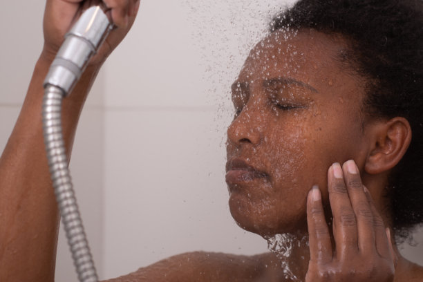 女人在淋浴，在温暖的流水下放松身心，享受热水浴图片下载