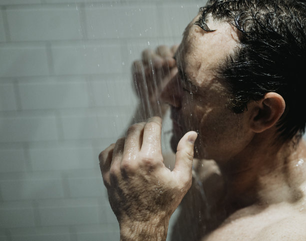 中年健康男子淋湿，洗澡或洗澡图片下载