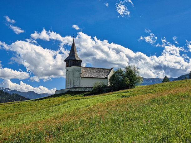 教堂坐落在美丽的高山草地上。Frauenkirch达沃斯。高质量的照片。图片下载