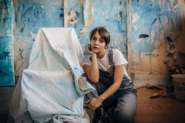 画室里的女画家图片下载