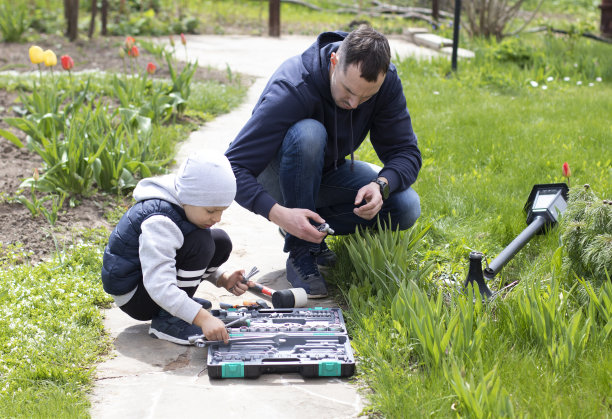 父亲和儿子正在修理一盏路灯。男孩帮助他的父亲。国际父亲节的概念。图片下载