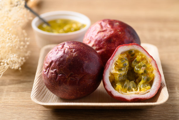 天然盘子上的百香果，热带水果图片下载