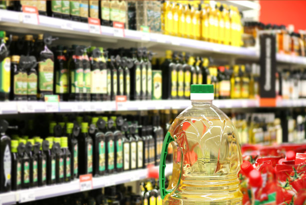 在超市挑选乳制品。空无一人的超市里的空购物车图片下载