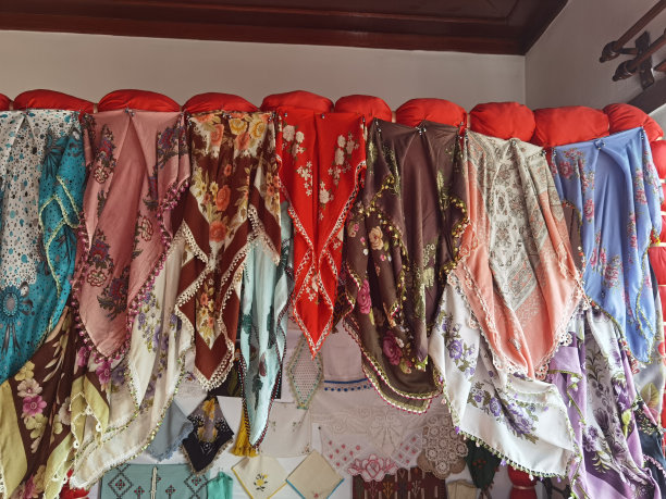 许多不同颜色和图案的围巾图片下载