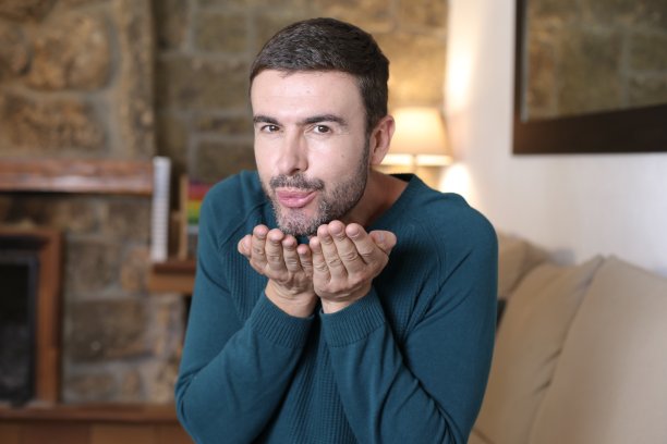 非常可爱的男人飞吻图片下载