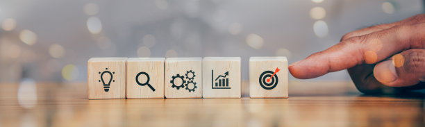 手叠木块踩在桌面上，图标经营战略和行动计划。图片下载