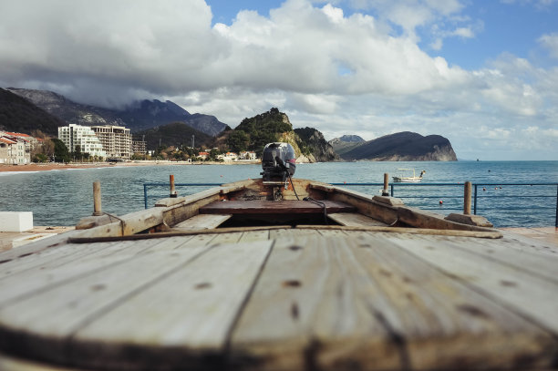 海上游艇鸟瞰图，文字文案，风景优美。高质量的照片图片下载