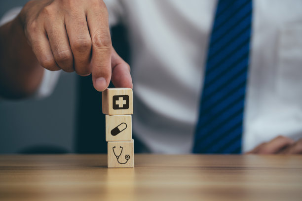 双手排列木方与医学符号图片下载