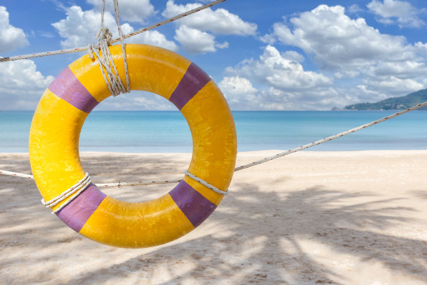 在泰国普吉岛巴东海滩，夏日蔚蓝的天空下，人造游泳圈橡胶。图片下载