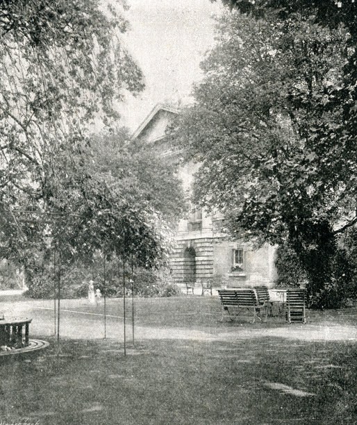 维多利亚时代的白色小屋。在里士满公园。


外图片下载