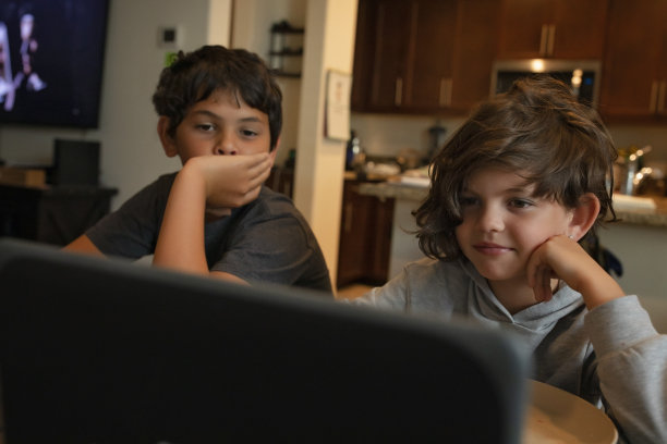 儿童在笔记本电脑上图片下载