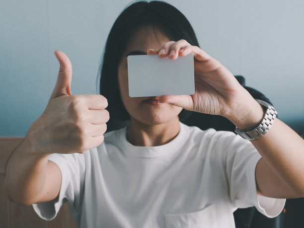 空白的白色名片在手图片下载