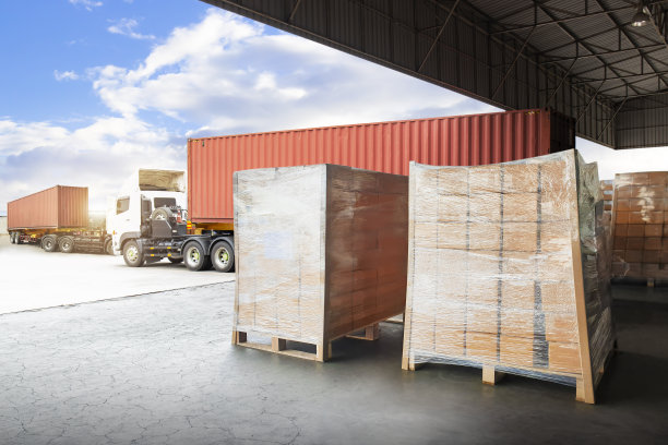 包装盒包装塑料在托盘上装入货物集装箱。运输卡车。供应链。装运箱。配送仓库货车运输物流图片下载