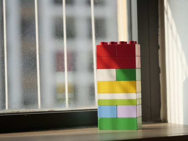 玩具，彩色块在阳光下的窗户图片下载