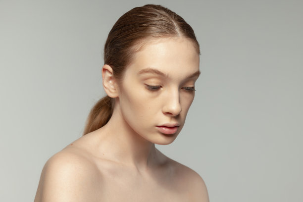 年轻女孩的肖像没有明确的脸孤立在灰色的工作室背景图片下载