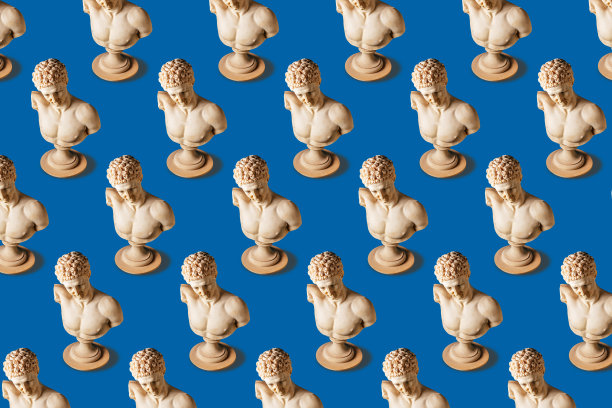 用蓝色背景的旧雕像制成的创意图案。抽象艺术的概念。图片下载