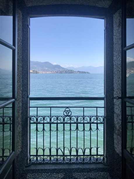 阳台上的湖景。Lago马焦雷湖图片下载