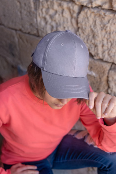 十几岁的女孩在灰色棒球帽和长袖衬衫户外，模型图片下载