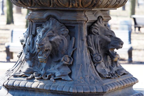 俄罗斯圣彼得堡鲁缅采夫广场喷泉的石狮头图片下载