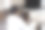 一对年轻夫妇在家里看电视的背影。图片下载