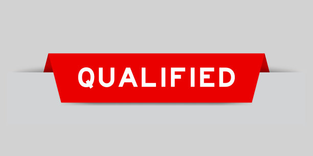 红色插入标签与灰色背景上的合格字图片下载