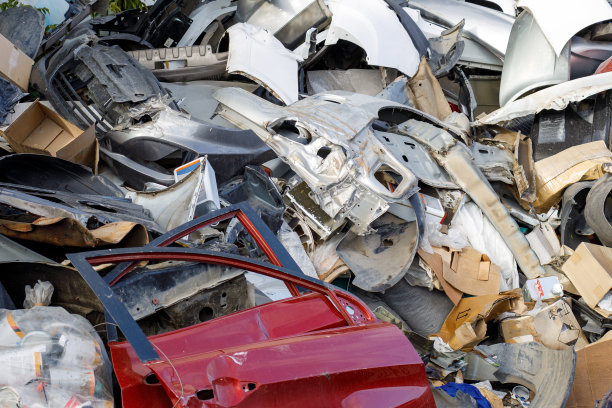 报废汽车零件的倾倒场图片下载
