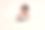 健康的亚洲婴儿蹒跚学步的孩子在海滩上爬行，学习在户外爬行。可爱的宝宝保持她的肚子和腿在沙子上爬行的乐趣和幸福在家里。宝宝成长的概念图片下载