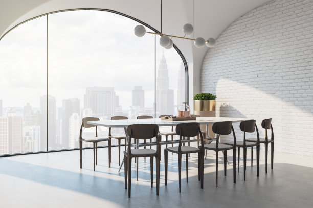 阳光充足的房间里，明亮的地板上环绕着木制椅子，从大拱形窗户可以看到摩天大楼。三维渲染图片下载