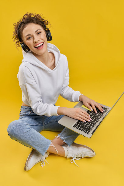 自由职业者坐在腿上工作。图片下载