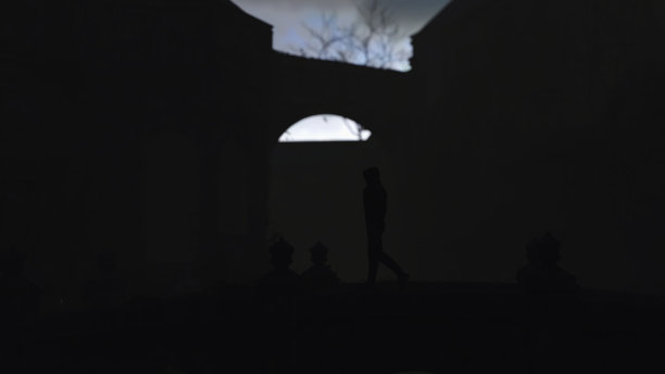 黄昏时，一名身穿卫衣的男子走在一座古堡的桥上。3 d渲染。图片下载