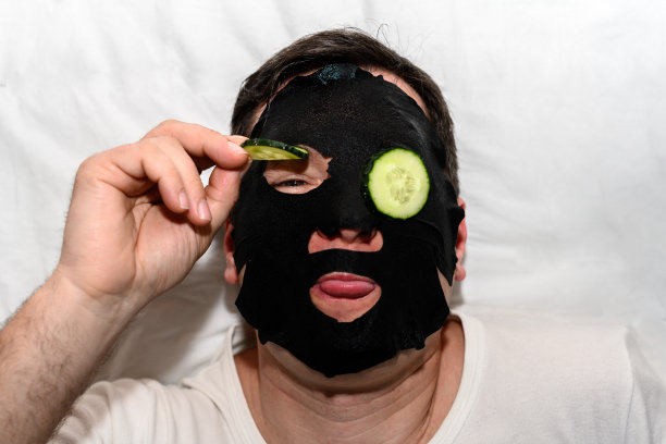 成熟男子面部保湿面膜特写放黄瓜片图片下载