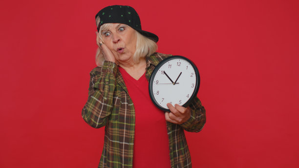 困惑的高级妇女与焦虑检查时间的时钟运行迟到的工作，被延误的最后期限图片下载
