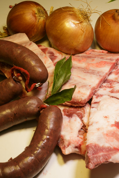 餐桌上有自制的香肠，血肠，洋葱和肉图片下载