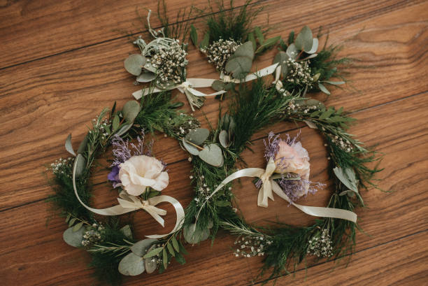 美丽的花圈与五颜六色的鲜花库存照片。图片下载