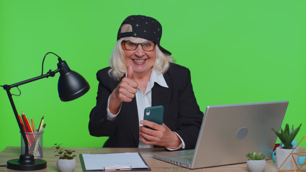 快乐高级商务女性使用智能手机大获全胜的喜讯，哇哦图片下载