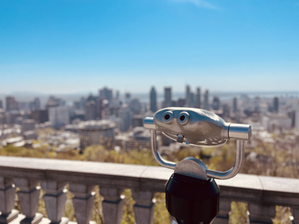 皇家蒙特利尔山上的双筒望远镜图片下载