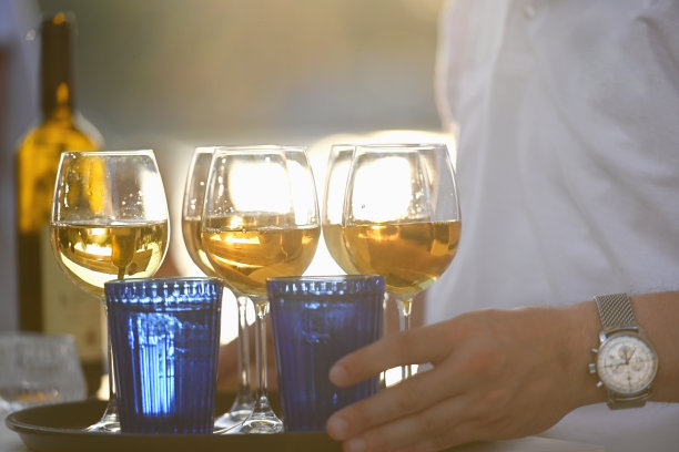 吧台上有装酒和水的杯子图片下载