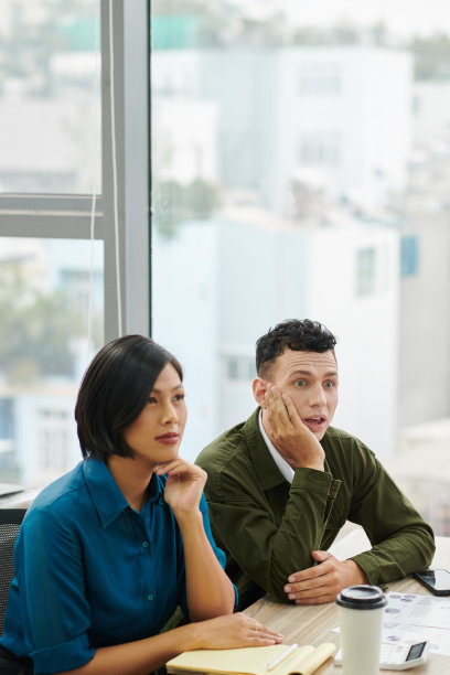 兴奋的商务人士听演讲图片下载