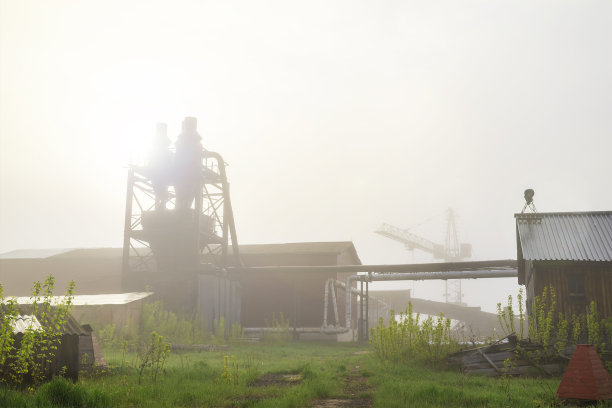 雾中的工厂起重机图片下载
