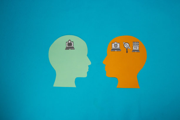 蓝色头部与图标黑客看在橙色头部与图标安全的数据，创造性的安全设计图片下载