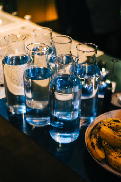 亚洲餐厅吧台上装水的玻璃瓶图片下载