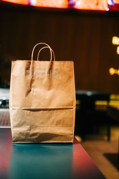 餐厅外卖站等待快递员的纸质环保袋食品图片下载