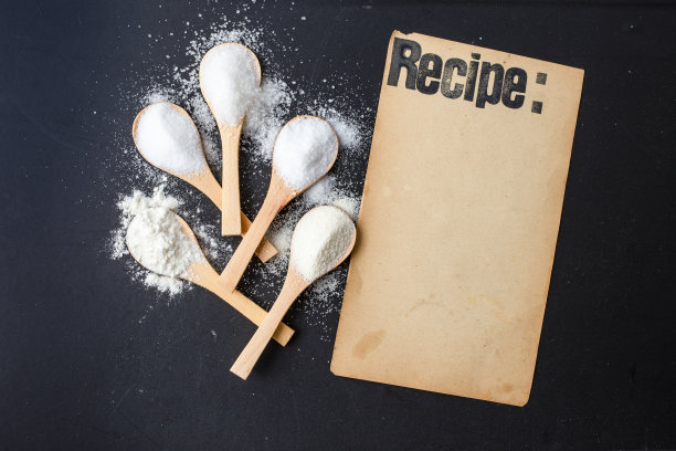 配方印在黑色背景的复古纸页上图片下载